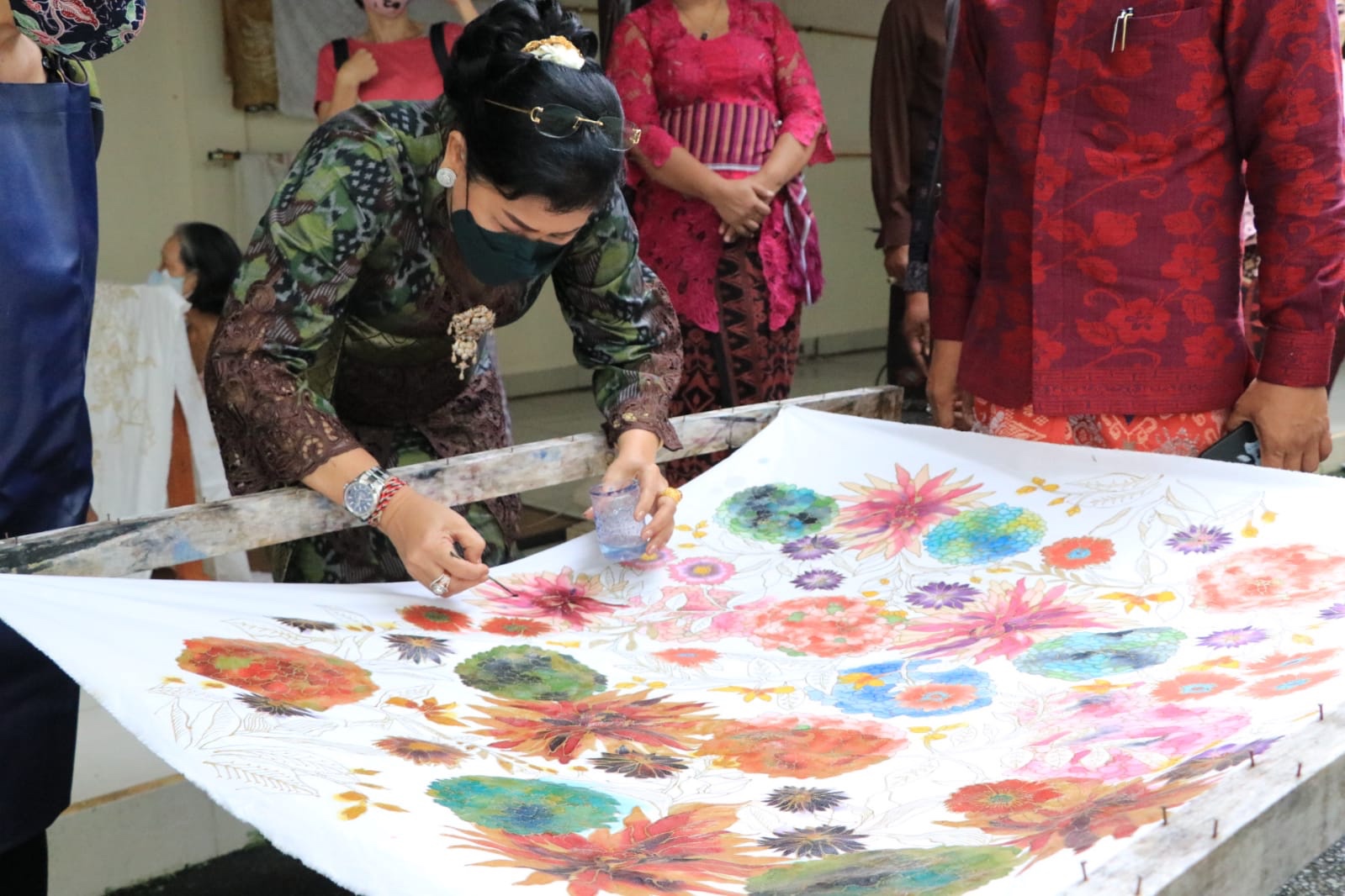 Ny. Putri Koster Tinjau Pengerajin Batik di Ubud