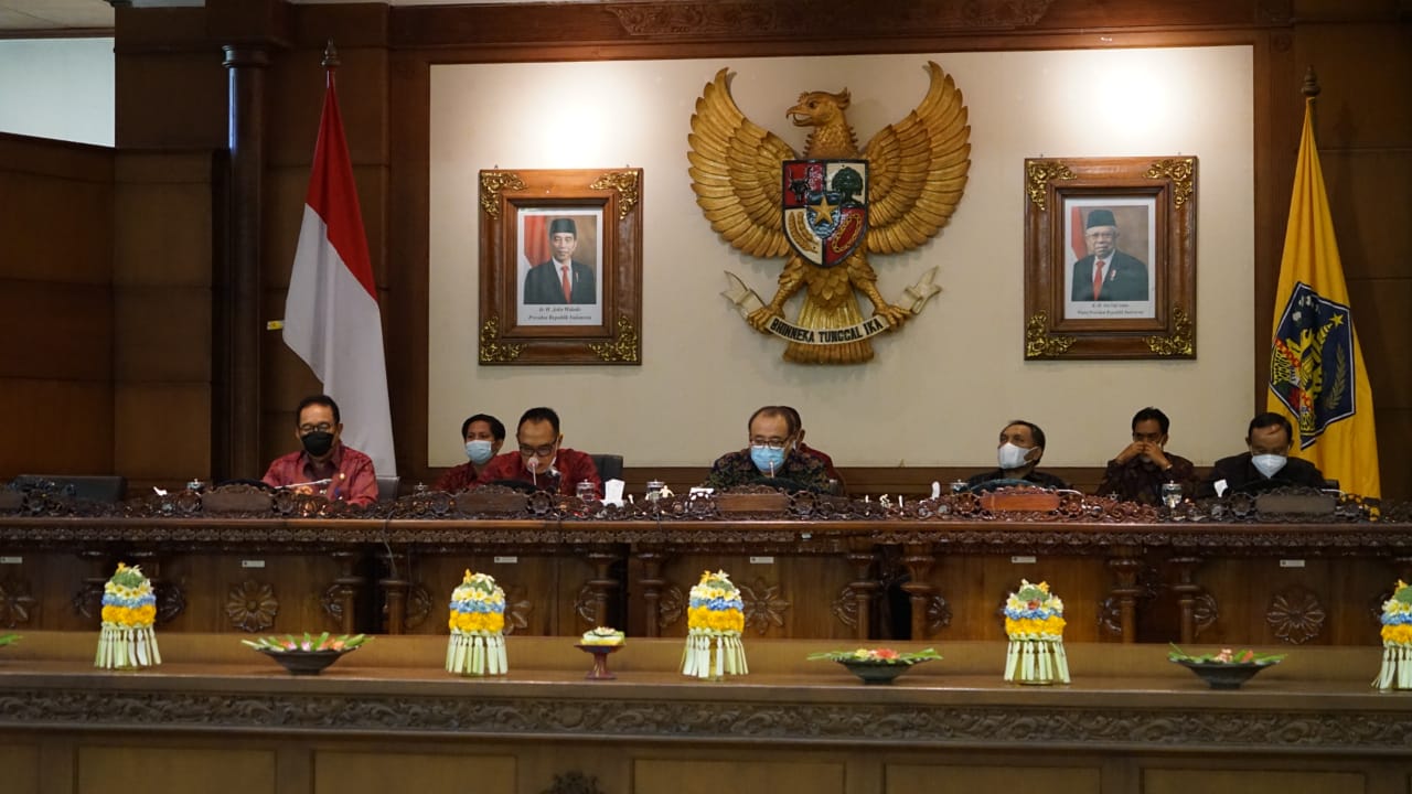 Wagub Cok Ace Sampaikan Perubahan Materi Raperda Provinsi Bali tentang Perubahan Kedua Atas Perda Nomor 5 Tahun 2010
