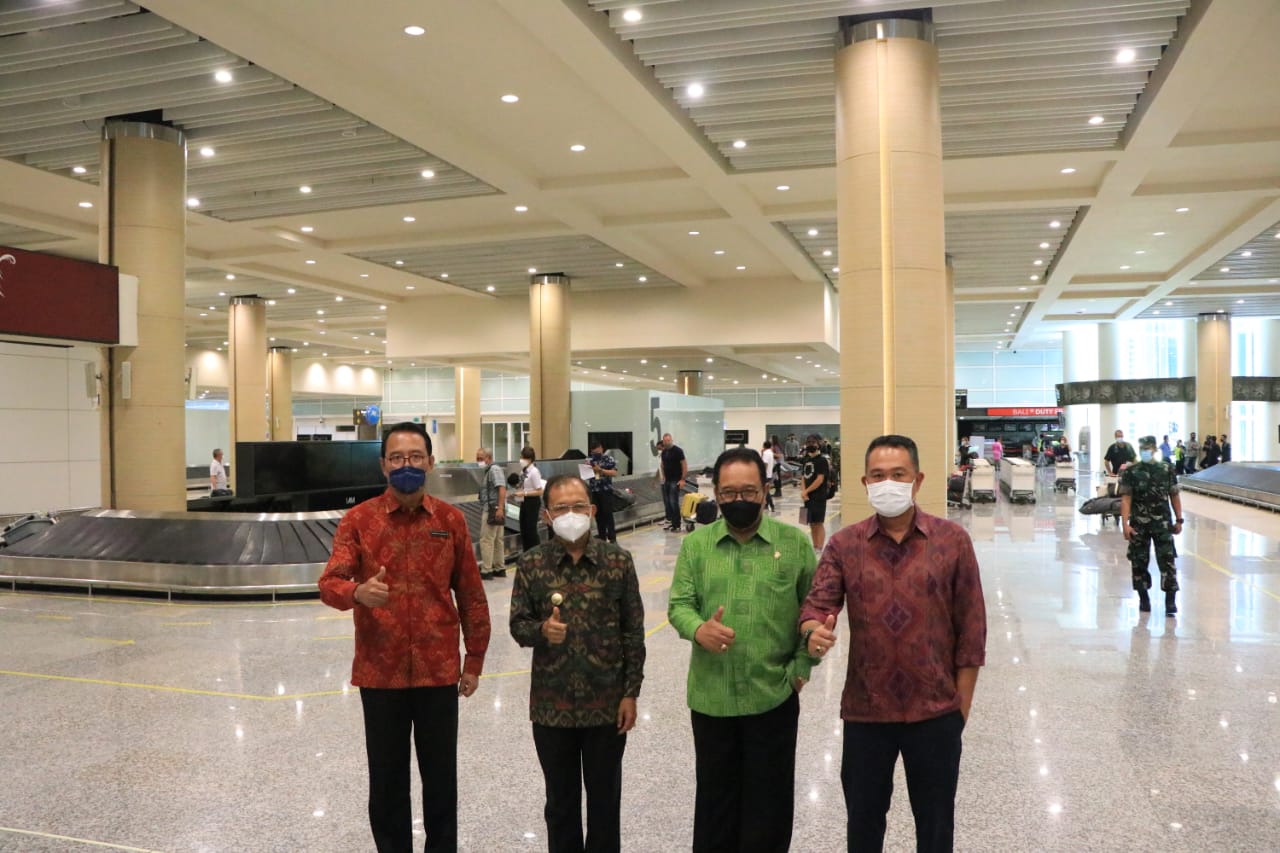 Gubernur Wayan Koster Tinjau Kedatangan Singapore Airlines Membawa 156 Penumpang di Bandara Internasional I Gusti Ngurah Rai