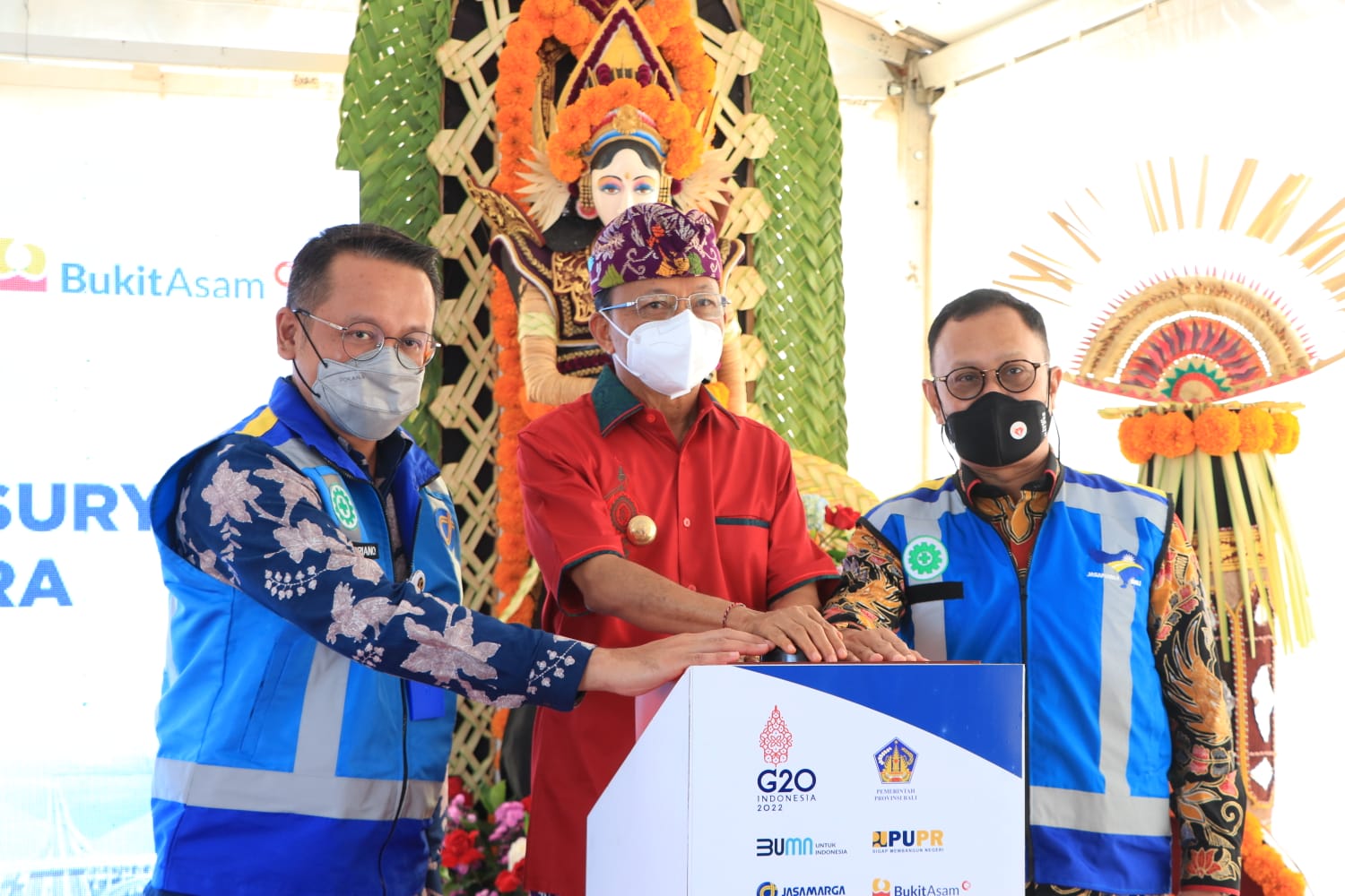 Sambut KTT G20, Gubernur Bali, Wayan Koster Memulai Pembangunan Pembangkit Listrik Tenaga Surya di Jalan Tol Bali Mandara