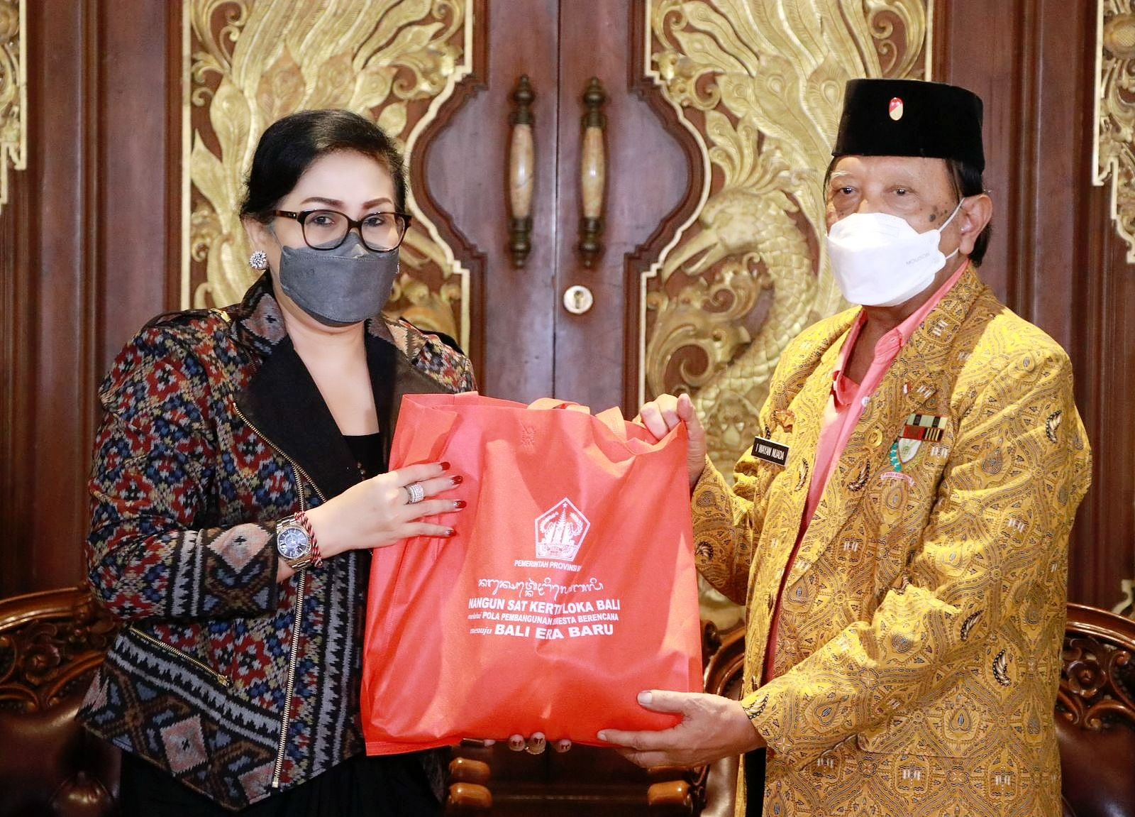 Ketua TP PKK Bali Serahkan Bantuan Paket Sembako Pada Purnawirawan dan Warakauri TNI dan POLRI