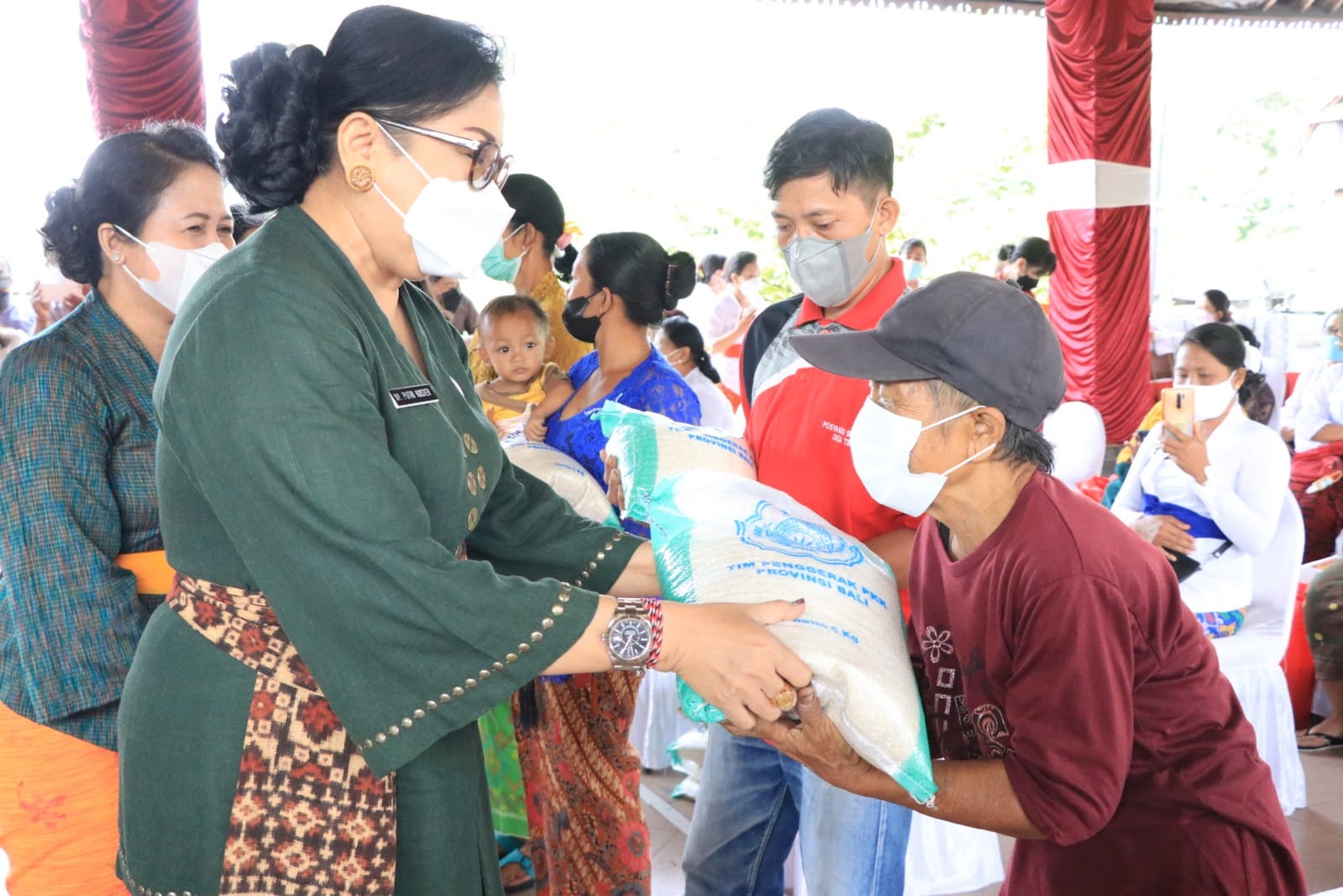 Ketua TP PKK Provinsi Bali Gelar Acara Aksi Sosial Berbakti dan Berbagi di Kabupaten Klungkung