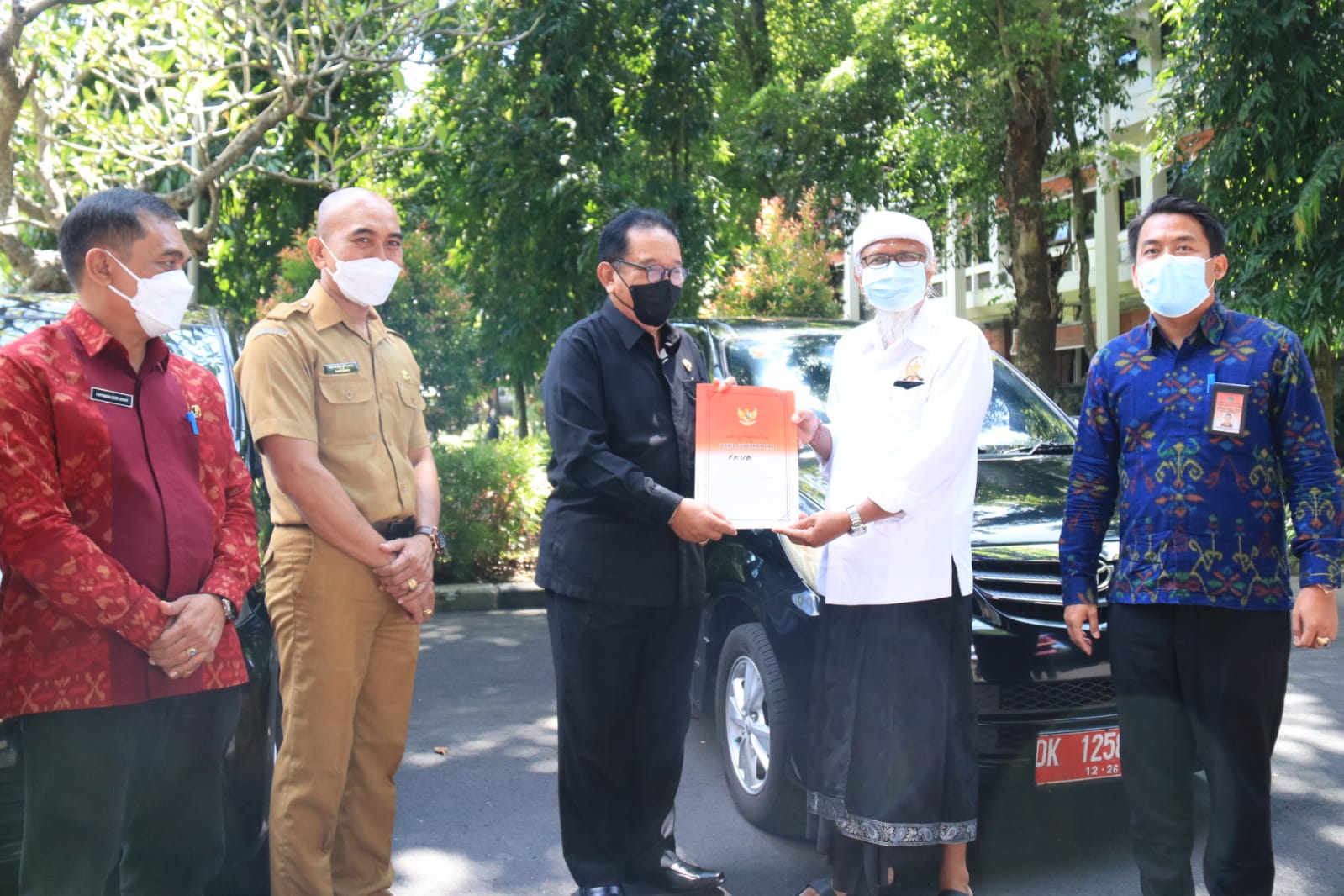 Wagub Cok Ace Serahkan Bantuan Kendaraan Operasional untuk FKUB dan KPA