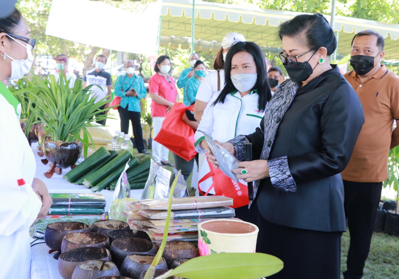 Ny. Putri Koster Kunjungi Gebyar Pasar Murah BKOW Provinsi Bali
