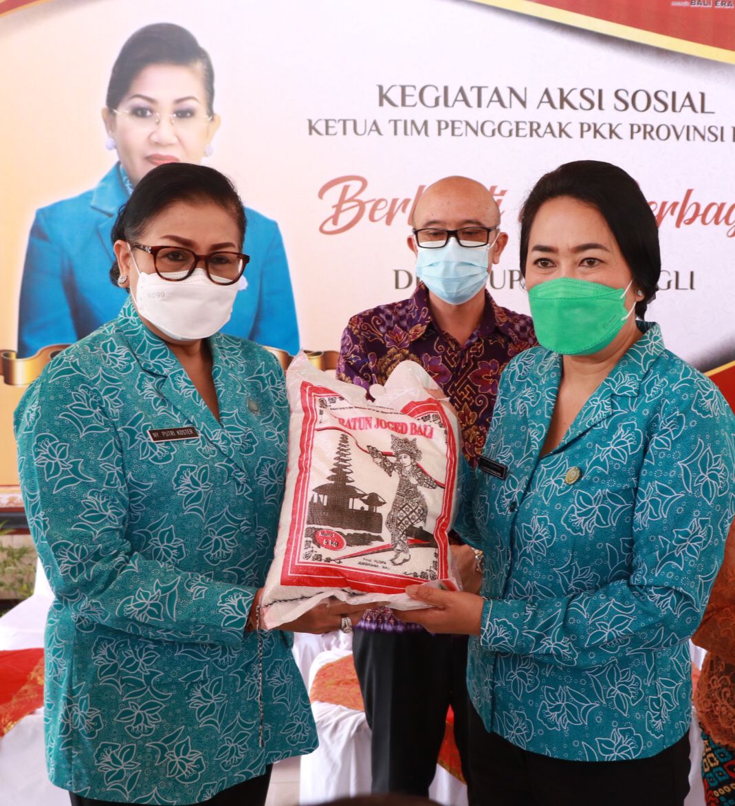 Ketua TP PKK Provinsi Bali Gelar Aksi Sosial Berbakti dan Berbagi di Kubu, Kabupaten Bangli