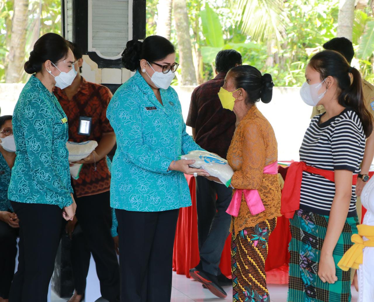 Ketua TP PKK Provinsi Bali Ny. Putri Koster, Berbakti dan Berbagi di Gumbrih, Jembrana