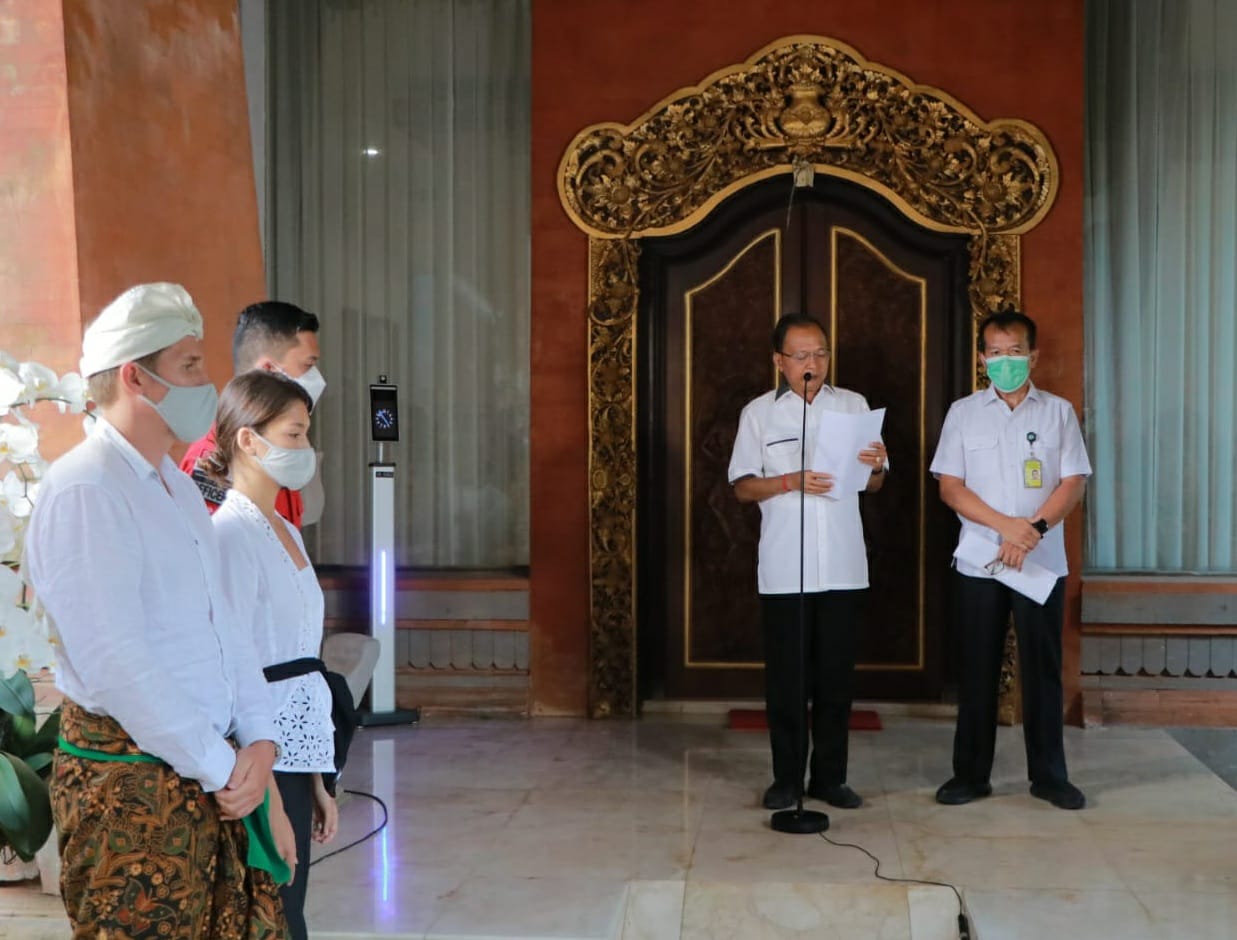 Gubernur Bali Wayan Koster Perintahkan Kakanwil Bali Kemenkumham RI Deportasi WNA Berfoto Tanpa Busana di Pohon Sakral Obyek Wisata Kayu Putih, Tabanan
