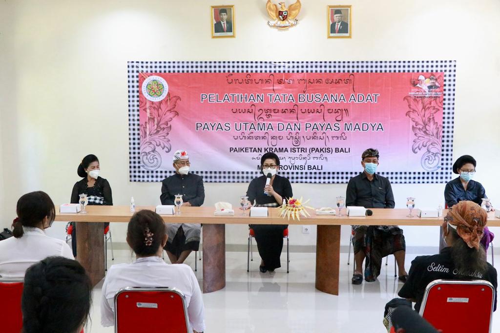 Ny Putri Koster Buka Pelatihan Tata Busana Adat Payas Utama dan Payas Madya di Gedung MDA Tabanan