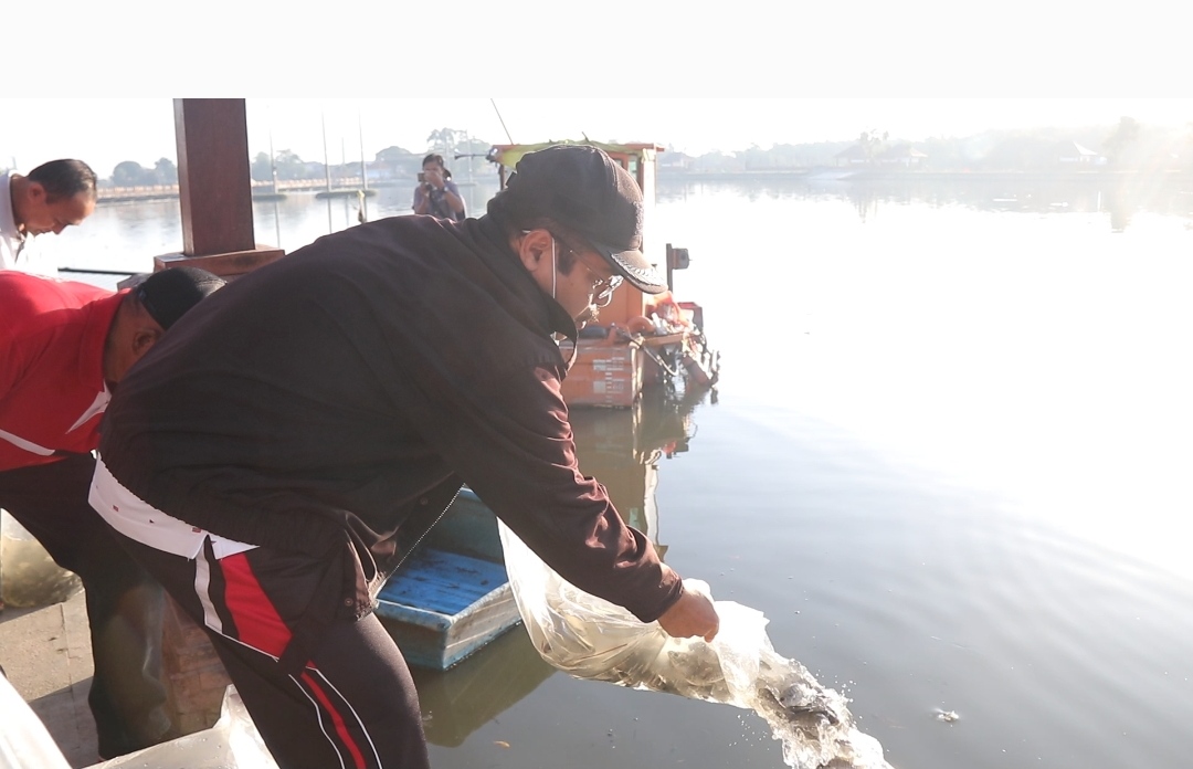 Peringati Bulan Bung Karno dan Hari Lingkungan Hidup Sedunia, Pemprov Bali Gelar Resik Sampah dan Penebaran Benih Ikan