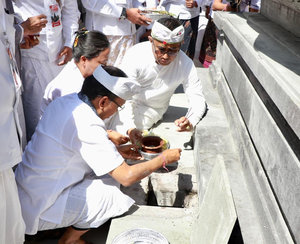 Gubernur Wayan Koster Bersama Walikota Jaya Negara Mendem Pedagingan di Pura Dang Kahyangan Payogan Agung Segara Rupek