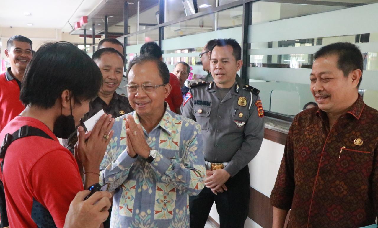 Gubernur Bali Wayan Koster Tinjau Pelayanan Pajak di PPRD Kota Denpasar dan Kabupaten Badung