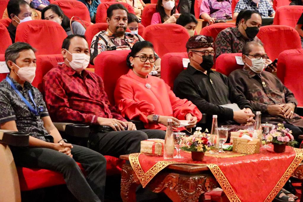 Ny Putri Koster Sebut Fashion Show IKM Bali Bangkit Bentuk Nyata Dukungan ASN Kepada Pengrajin