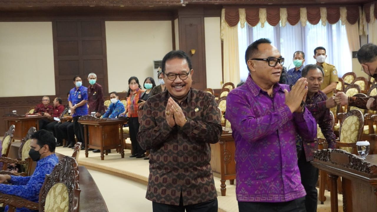 Wagub Cok Ace Sampaikan Jawaban Gubernur Terhadap Pandangan Fraksi Atas Raperda RTRW 2022-2024