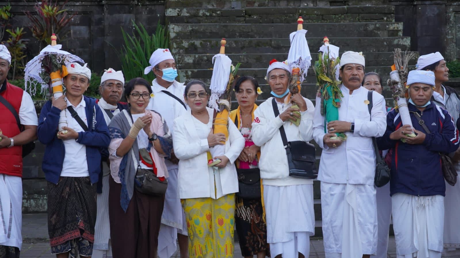 Ny. Cok Ace Ikuti Prosesi Ngiring Betara Tirta ke Pura Mandara Giri Semeru Agung Lumajang