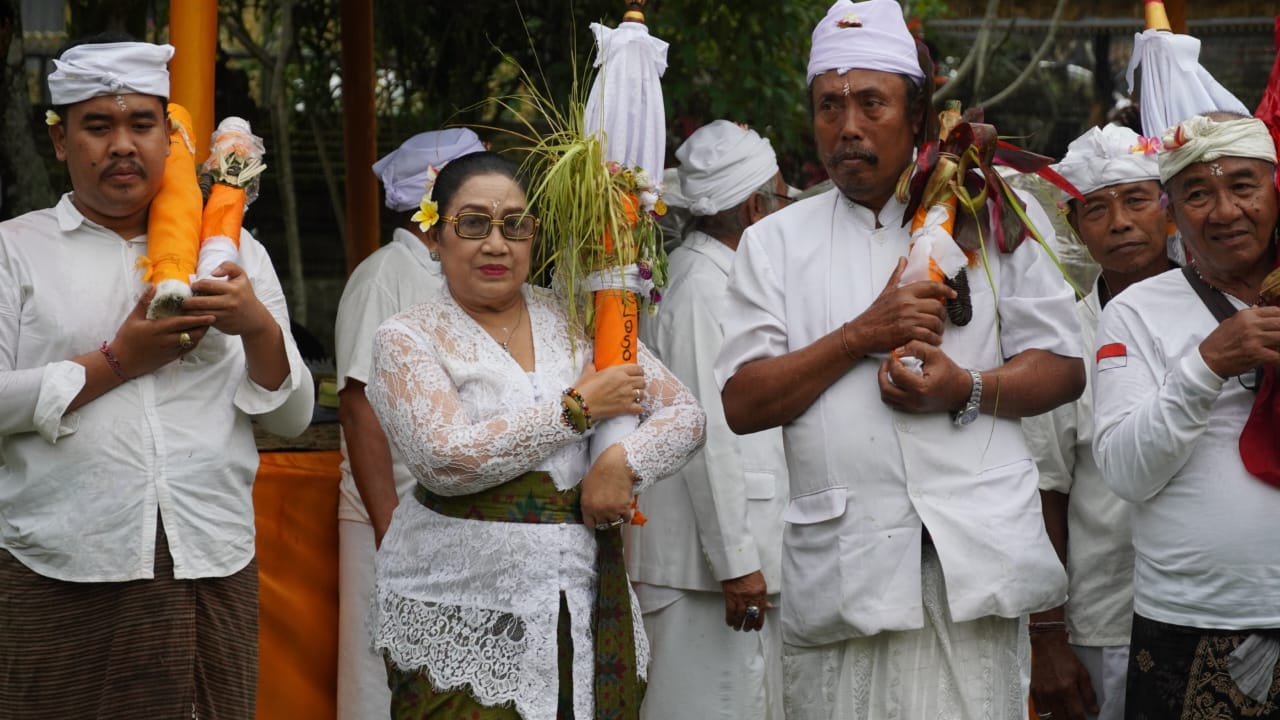 Ny Tjok Putri Hariyani Jalankan Prosesi Melasti di Pura Mandara Giri Semeru Agung Lumajang