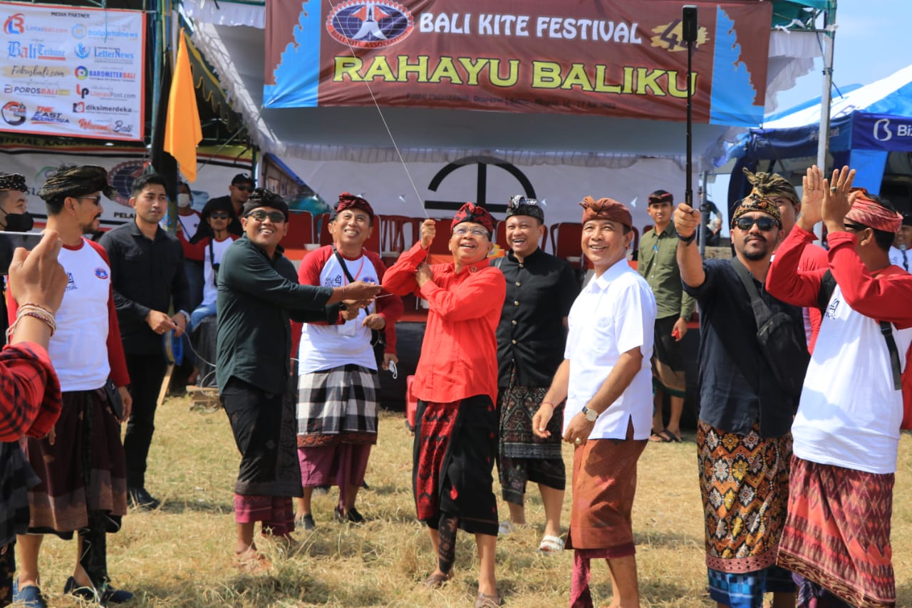 Gubernur Wayan Koster Buka Bali Kite Festival ke-44 Sebagai Warisan Budaya di Bidang Seni Layang