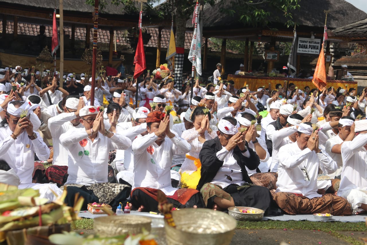 Wagub Cok Ace Hadiri Prosesi Nganyarin oleh Pemkab Bangli di Pura Mandara Giri Agung Semeru