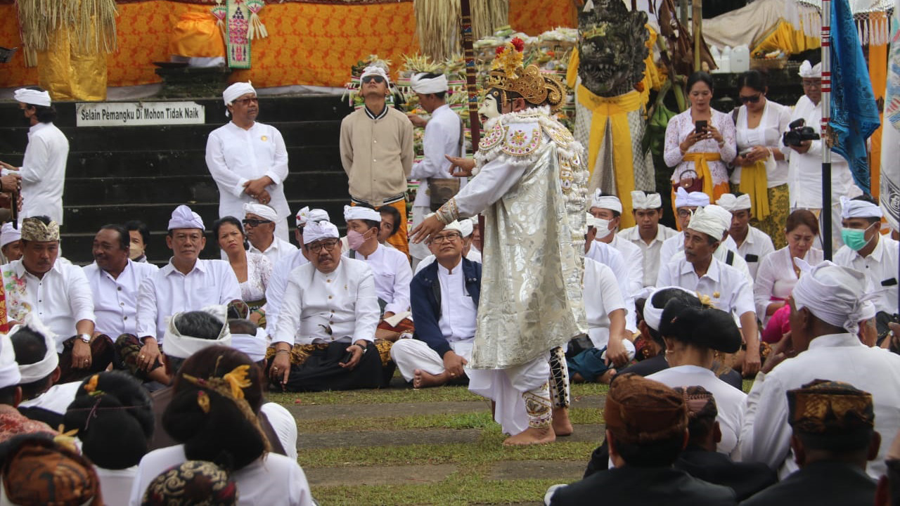 Upacara Prosesi Nyineb di Pura Mandara Giri Semeru Agung, Wagub Cok Ace Apresiasi Umat Hindu Nusantara yang Mau Berbaur
