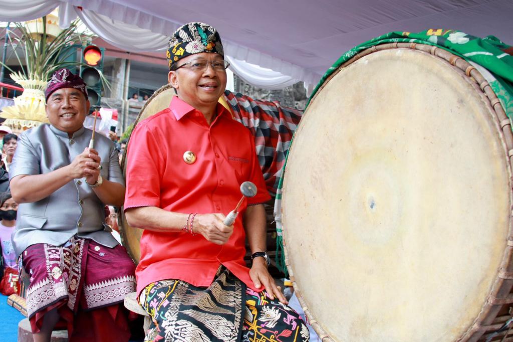 Gubernur Koster Buka Pawai Seni Budaya serangkaian Peringatan HUT Kota Negara ke-127