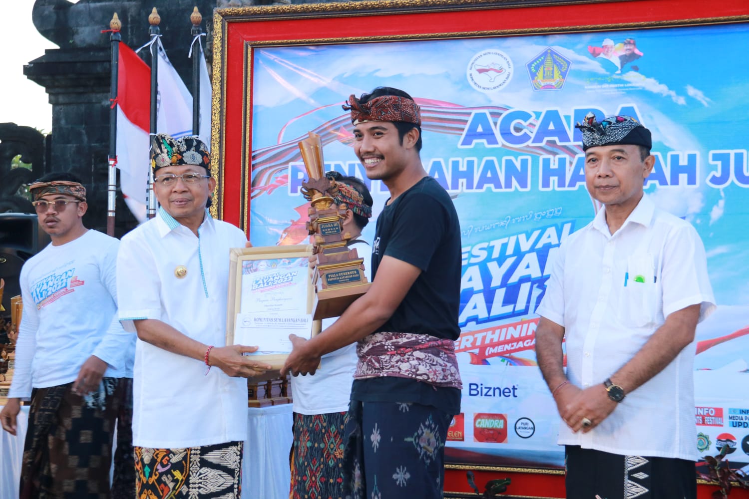 Gubernur Bali, Wayan Koster Serahkan Piala Gubernur Bali ke Pemenang Grand Champions Festival Layangan Bali Tahun 2022