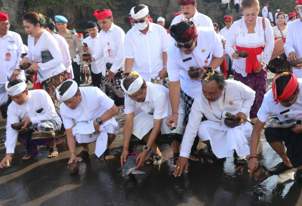 Gubernur Bali, Wayan Koster Rayakan Rahina Tumpek Uye melalui Upacara Sagara Kerthi di Pura Batur Ancang, Desa Adat Yeh Gangga, Tabanan