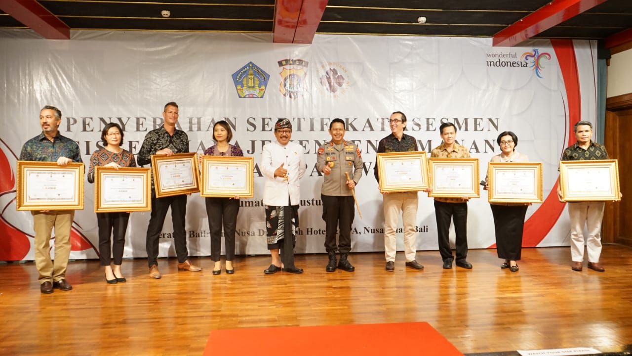 Didampingi Kapolda Bali, Wagub Cok Ace Serahkan Sertifikat Asesmen Keamanan Akomodasi Pariwisata