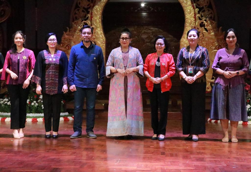 Bangga Karya Anak Bali, Ketua Dekranasda Bali Sebut Peragaan Busana OPD Pemprov Bali Adalah Bukti Nyata Dukungan ASN