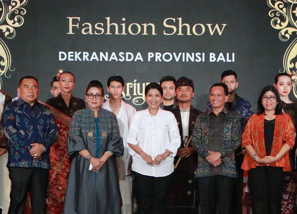 Ketua Dekranasda Provinsi Bali Ny. Putri Koster Pamerkan Tenun Tradisional Endek Bali Dalam Pameran Kriyanusa Tahun 2022