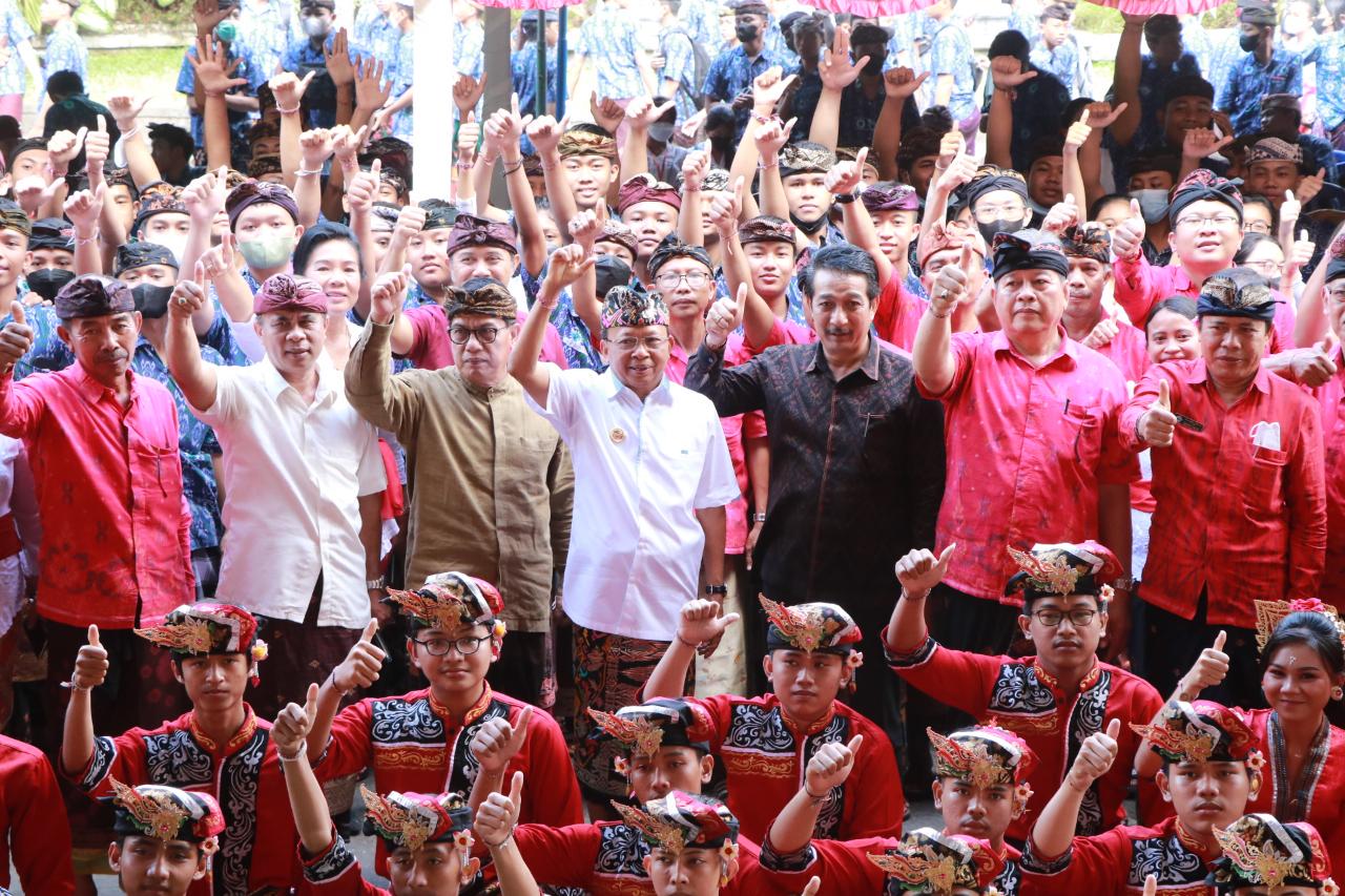 Gubernur Wayan Koster Motivasi Siswa SMKN 1 Denpasar Ciptakan Motor Hingga Kompor Listrik