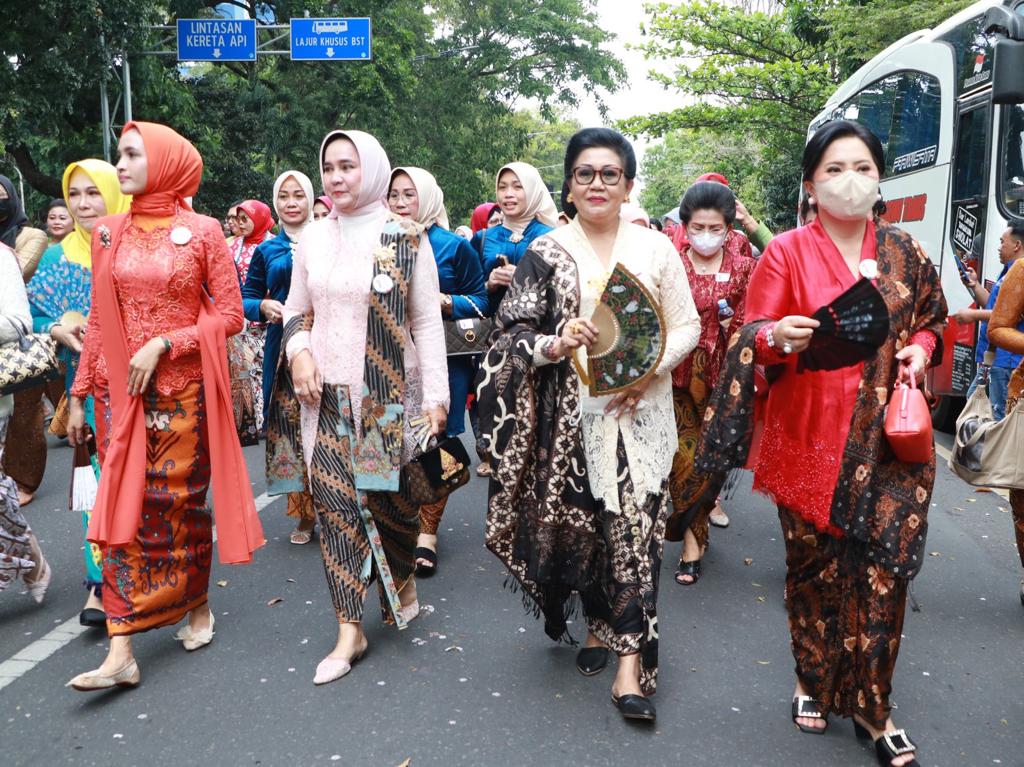 Peringati Hari Batik Nasional, Ny. Putri Koster Ikuti Parade Berkebaya Bersama Ibu Negara