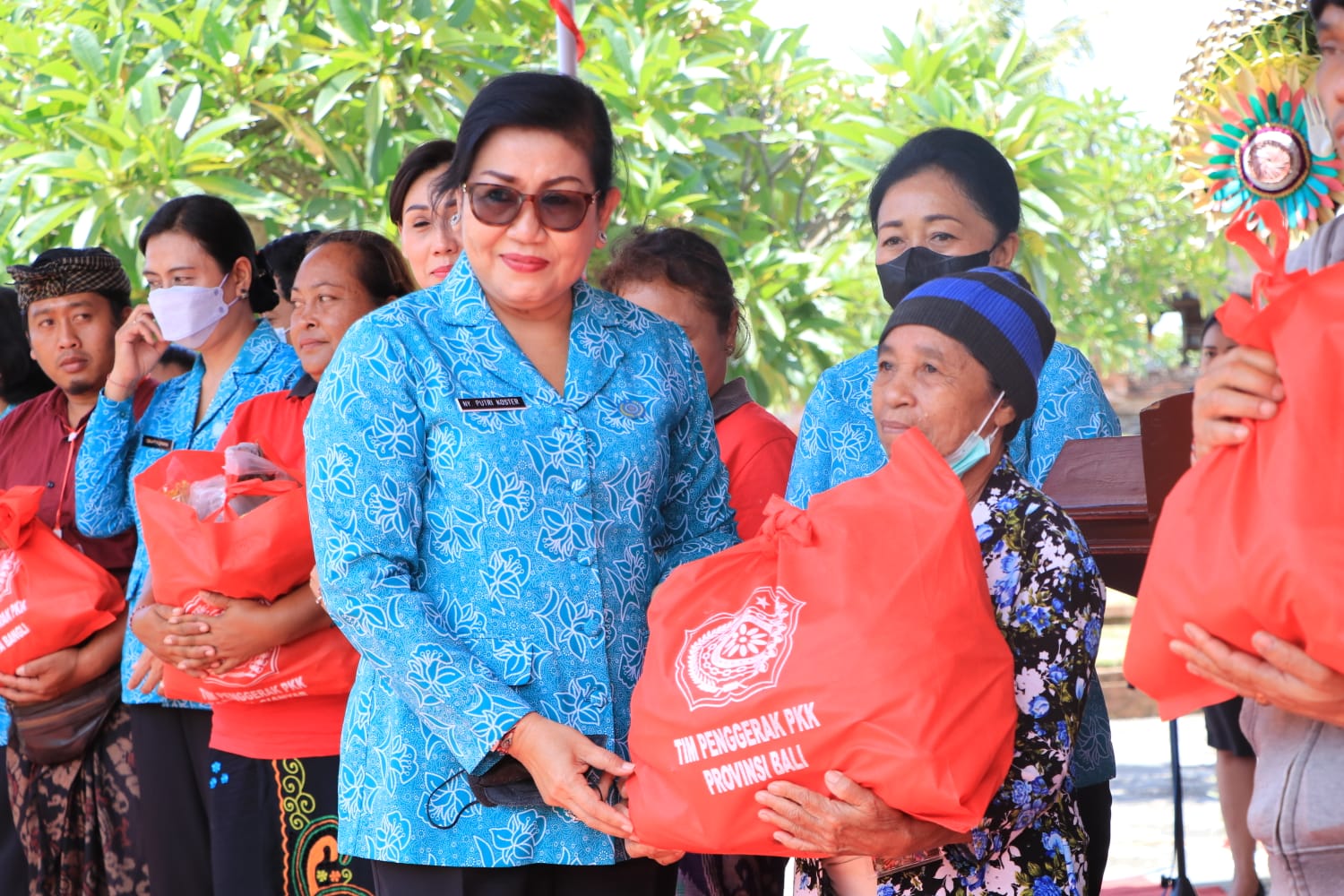 Ny Putri Koster Hadiri Pasar Rakyat Berbelanja dan Berbagi TP PKK Provinsi Bali di Kabupaten Karangasem
