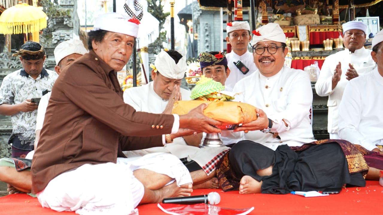 Wagub Cok Ace Hadiri Karya Melaspas Mupuk Pedagingan di Pura Bale Agung Desa Adat Seraii