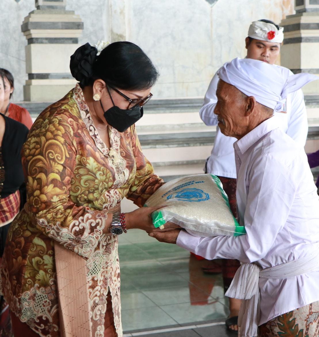 Ketua TP PKK Provinsi Bali Menyerahkan Bantuan Aksi Sosial “Menyapa dan Berbagi”, di Kabupaten Bangli