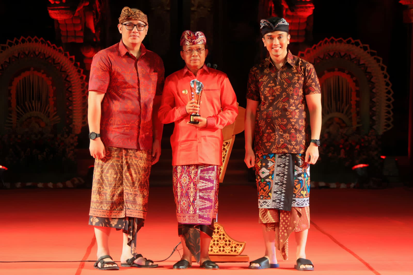 Gubernur Bali Wayan Koster Raih Penghargaan Indonesia Award 2022