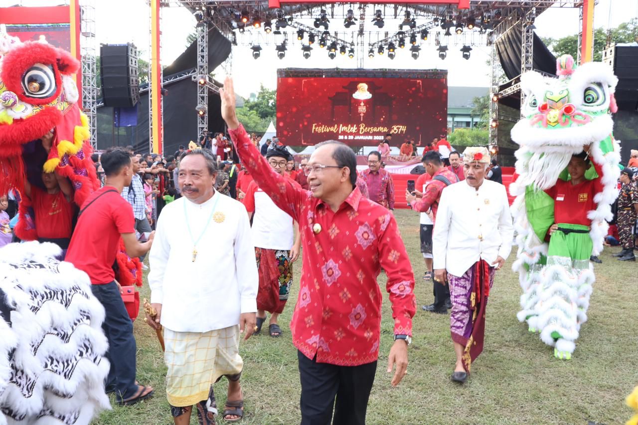 Gubernur Bali Wayan Koster dan Wagub Cok Ace Rayakan Tahun Baru Imlek 2574 di Festival Imlek 2023  
