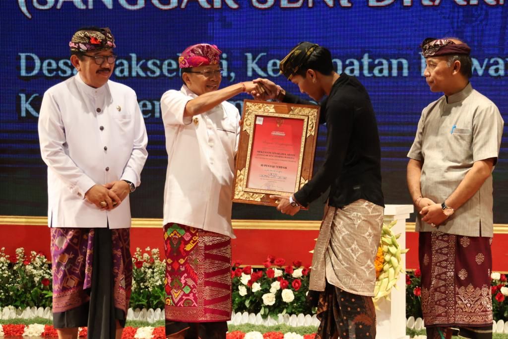 <strong>Gubernur Wayan Koster dan Wagub Cok Ace Anugerahi 2 Sastrawan Penghargaan Bali Kerthi Nugraha Mahottama</strong>