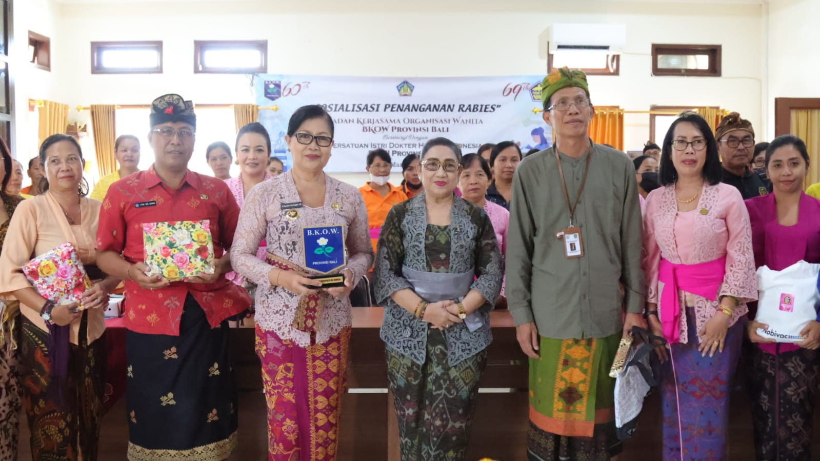 <strong>Sinergi Dengan PIDHI dan Kedokteran Hewan UNUD, BKOW Bali Sosialisasikan Bahaya dan Cara Pencegahan Penularan Virus Rabies</strong>