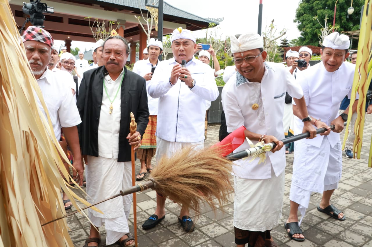 Gubernur Wayan Koster Gelar Upacara Pemelaspas Fasilitas Kawasan Suci Pura Agung Besakih 