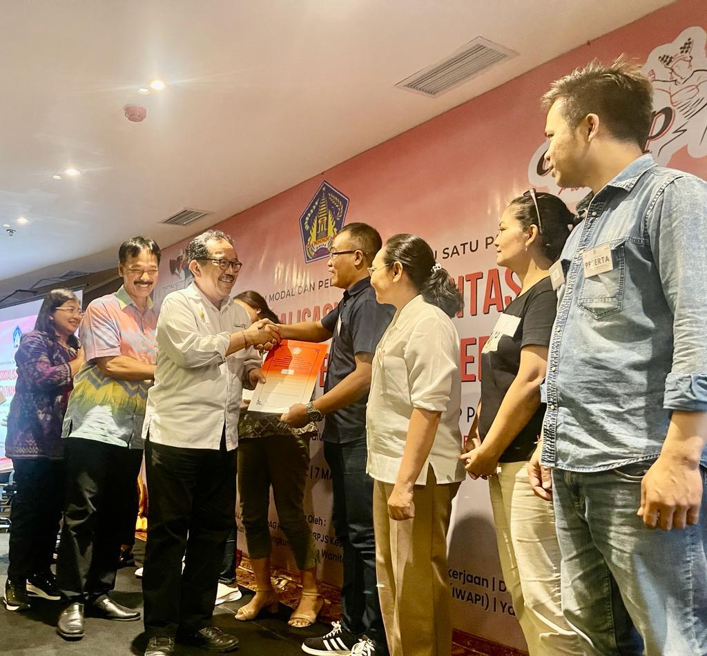 Wagub Cok Ace Serahkan 1000 Sertifikat NIB pada Pelaku Usaha