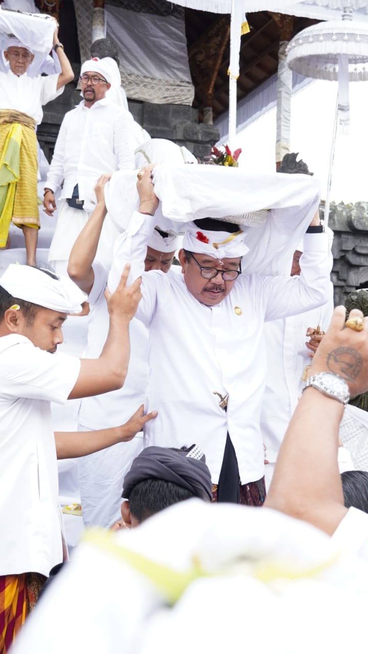 Wagub Cok Ace Beserta Sekda Dewa Indra Turut Prosesi Nedunang Ida Bhatara Serangkaian Ida Bhatara Turun Kabeh di Besakih