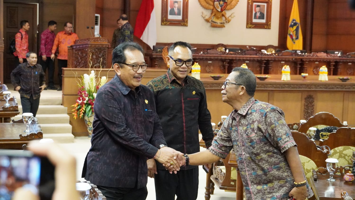 Eksekutif dan Legislatif Provinsi Bali Saling Dukung Pembahasan Raperda Pada Sidang Yang Dihadiri Wagub Cok Ace