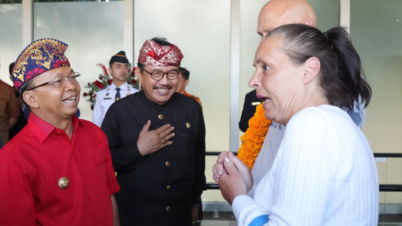 Gubernur Koster dan Wagub Cok Ace Sambut Kedatangan Pesawat Terbesar di Dunia ke Bali