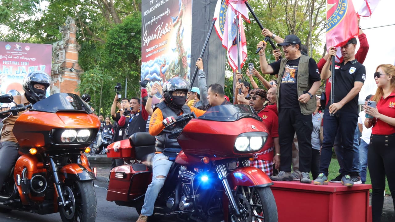 Melalui Touring Sosial Kebangsaan, Wagub Cok Ace Gugah Semangat Gotong Royong