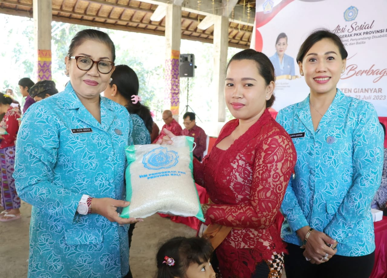 Ny Putri Koster Beri Bantuan Warga Kurang Mampu, Ibu Hamil Hingga Balita di Gianyar