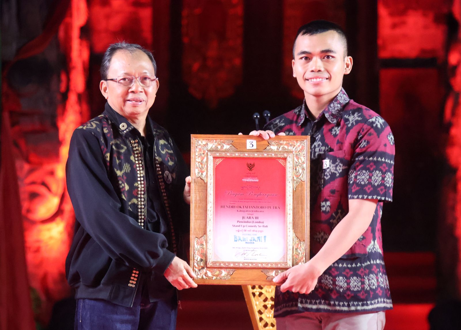 Gubernur Koster dan Wagub Cok Ace Berikan Penghargaan Bali Jani Nugraha dan Dharma Kusuma pada Budayawan/Seniman