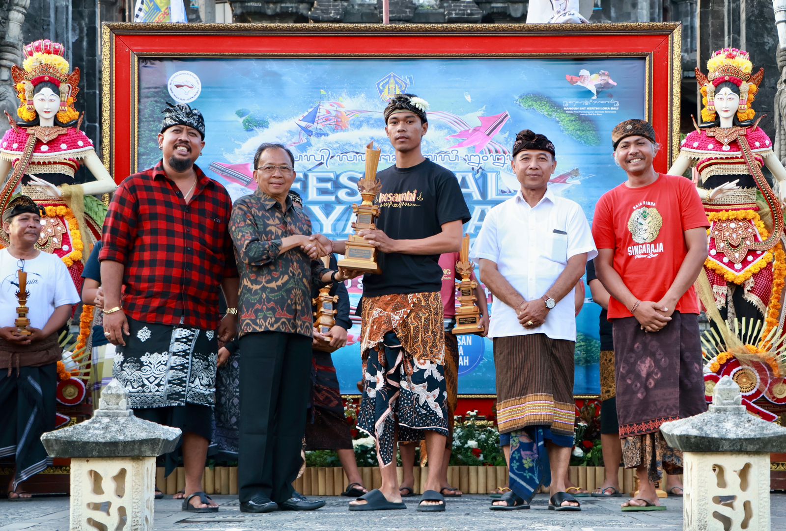 Gubernur Koster Serahkan PIala Gubernur Bali ke Pemenang Festival Layangan Bali