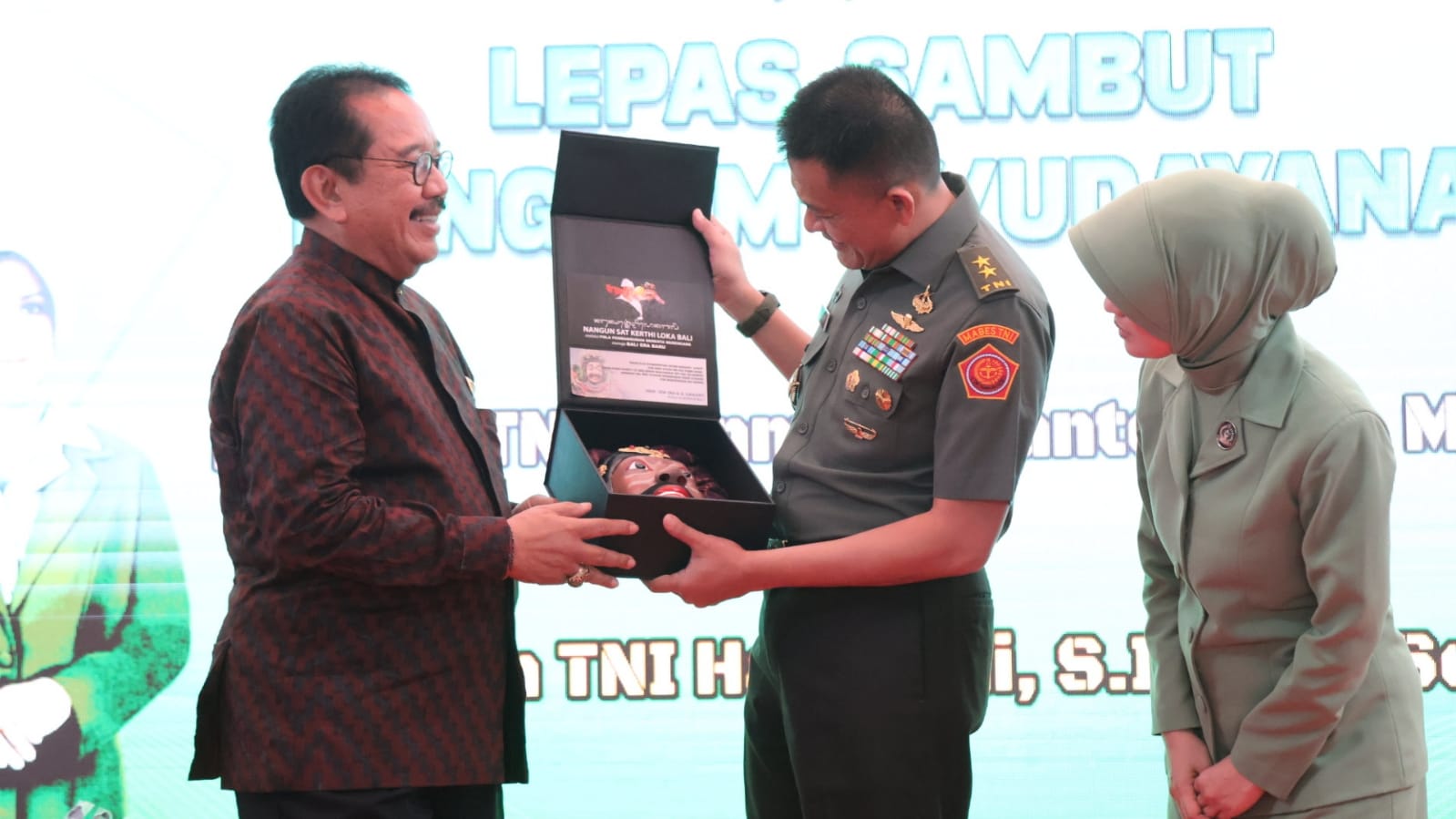 Pisah Sambut Pangdam IX/Udayana, Wagub Cok Ace Serahkan Topeng Patih ke Mayjen TNI Sonny Aprianto