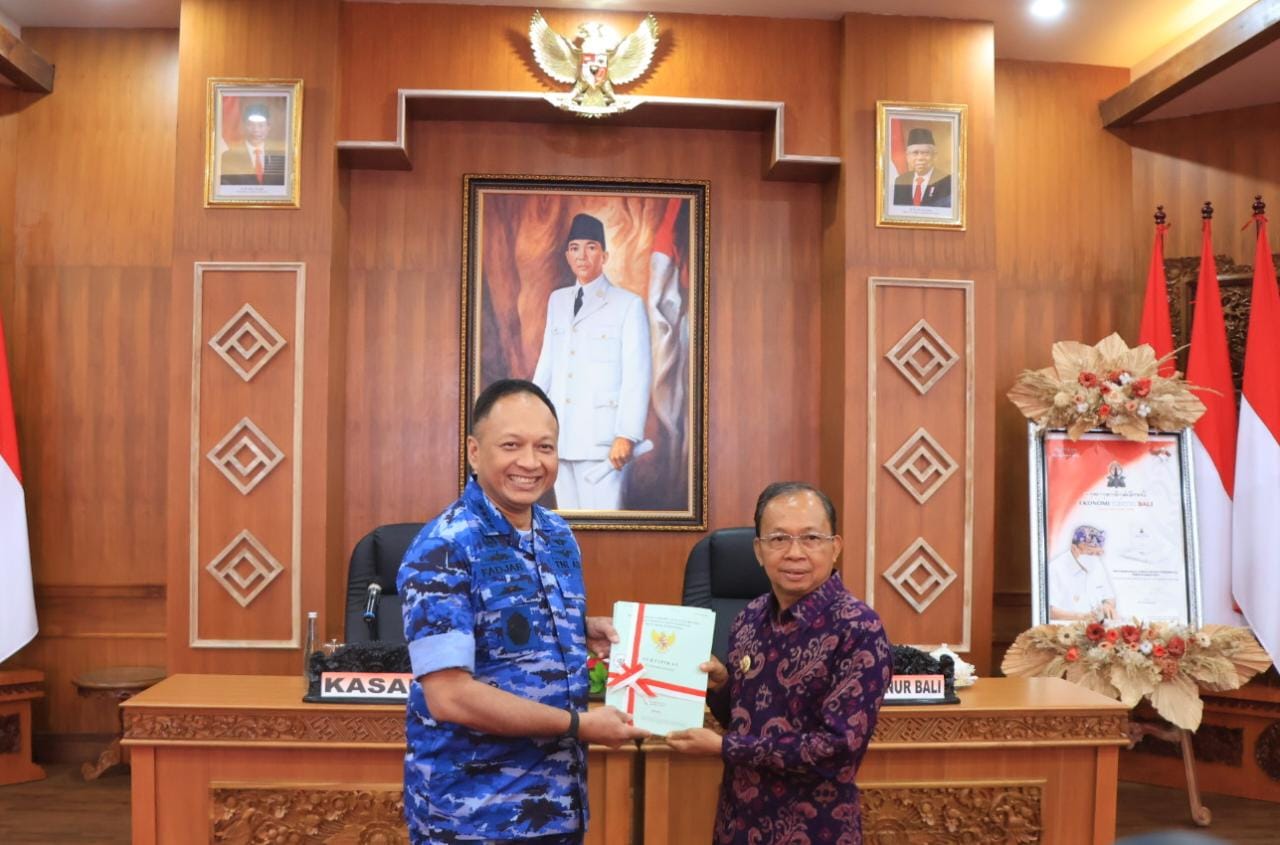 GUBERNUR KOSTER SERAHKAN HIBAH TANAHSELUAS 2,2 HEKTAR KE TNI AU