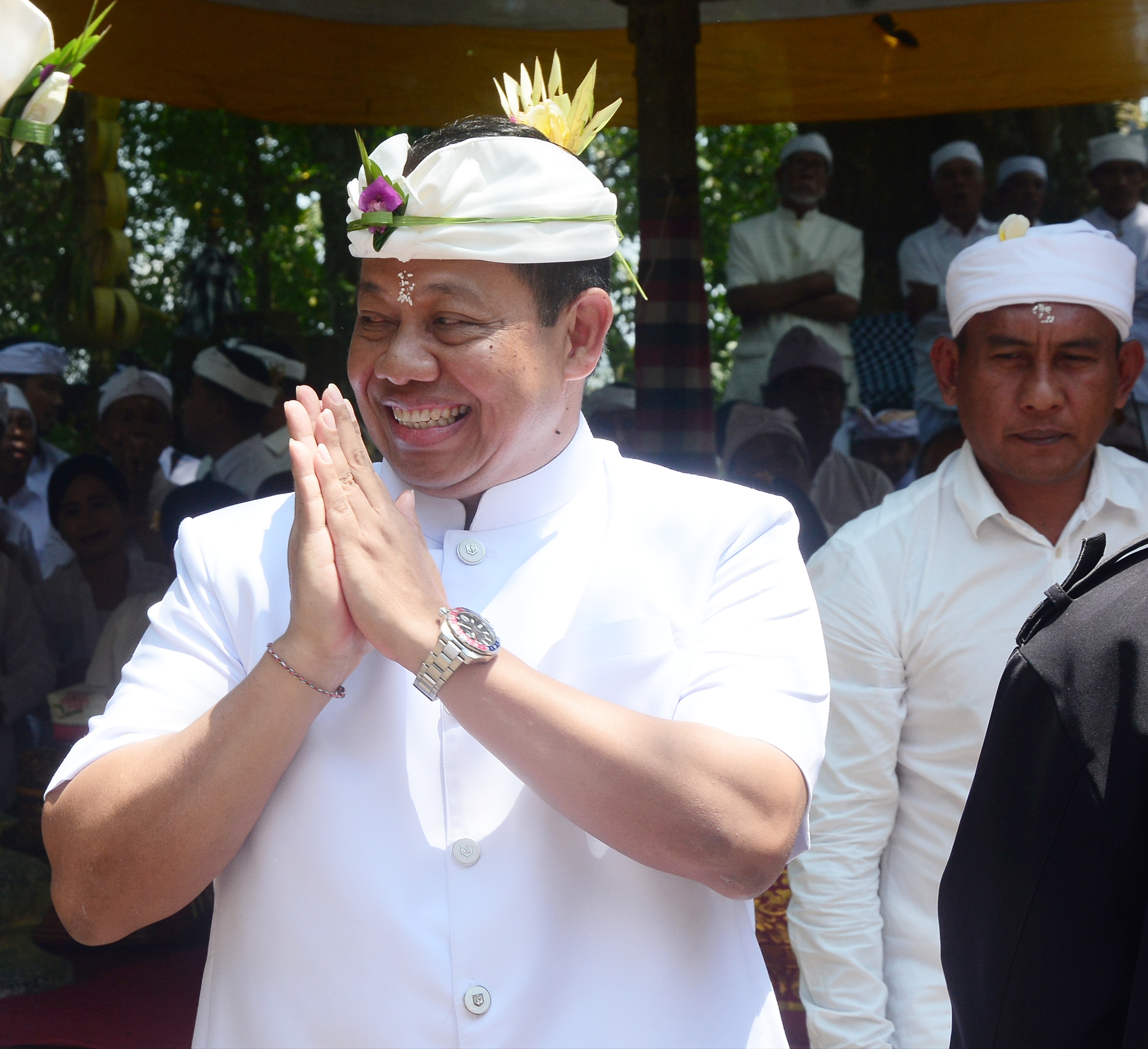 Pj Gubernur Mahendra Jaya Hadiri Pujawali di Pura Luhur Pesimpangan Pucak Kedaton