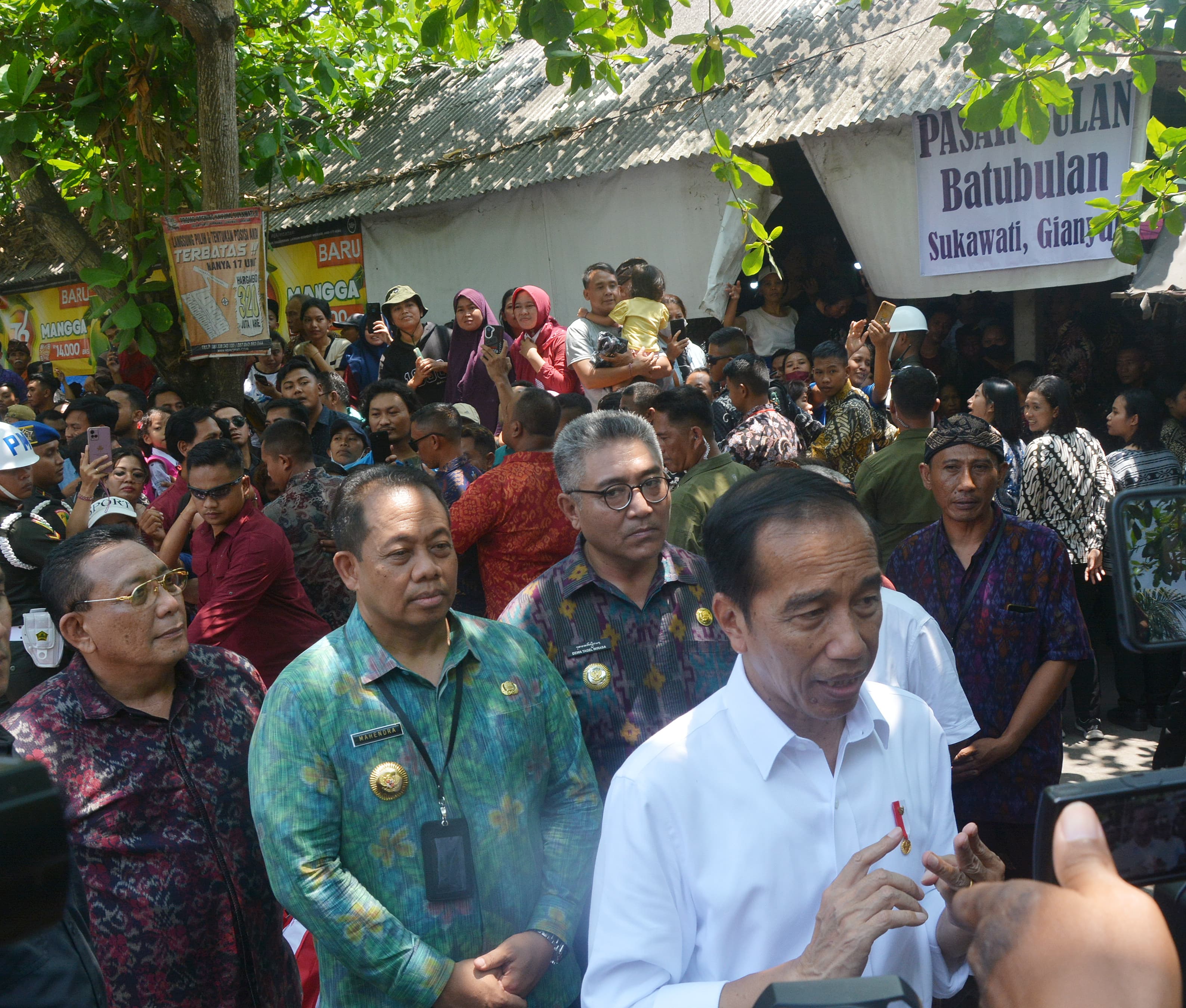 Pj Gubernur Mahendra Jaya Dampingi Presiden Jokowi Tinjau Harga Pangan di Pasar Bulan Gianyar
